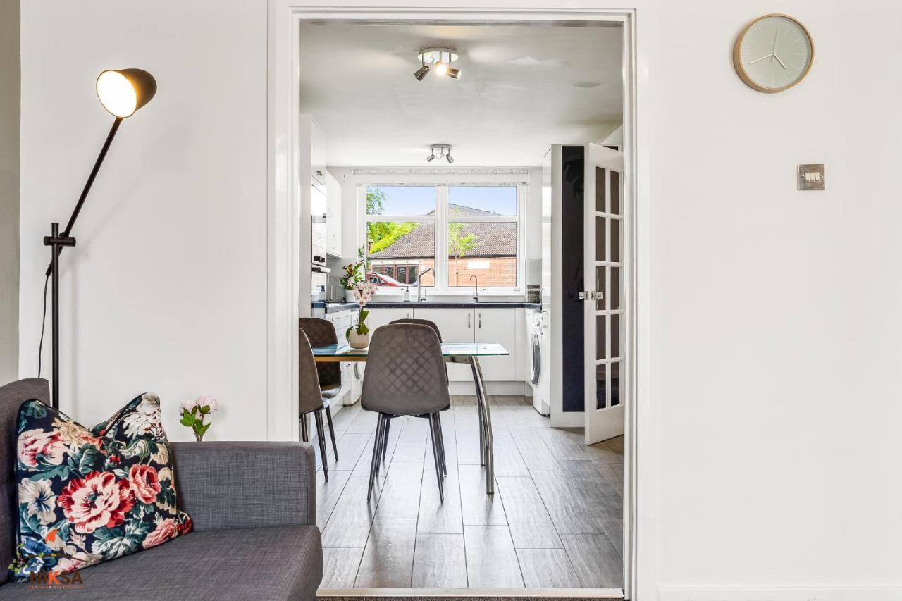 Niksa Serviced Accommodation - 3 Bedroom House Welwyn Garden City Exterior photo